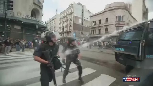 Scontri a Buenos Aires, grave un fotografo ferito alla testa