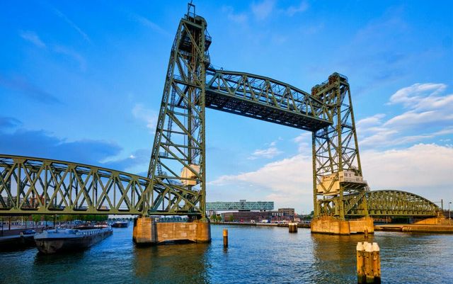 Un pod istoric din Rotterdam va fi demontat pentru a permite trecerea unui iaht al lui Jeff Bezos