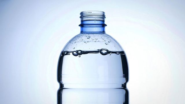 Slovenští hygienici hlásí nález patrně žíraviny v minerálce Natura z Česka