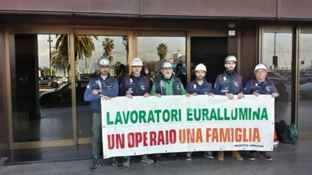 Eurallumina, operai a 40 metri su silo 'Mimit ci convochi'