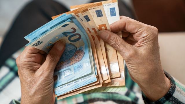 Обменните бюра вече нямат право да сменят левове за евро