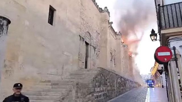 Acotado y en proceso de extinción el incendio declarado en la Mezquita de Córdoba