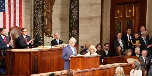 Los chistes de Carlos III se ganan a los políticos de EE UU: «Sin nosotros, estarían hablando francés»