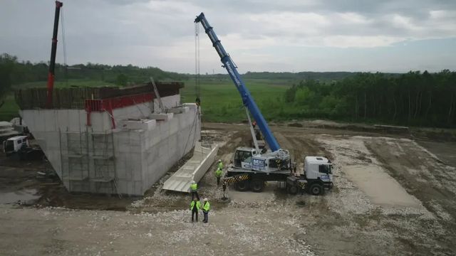 Podul de la Ungheni prinde contur: primul lot de tablier metalic a ajuns pe șantierul din Republica Moldova