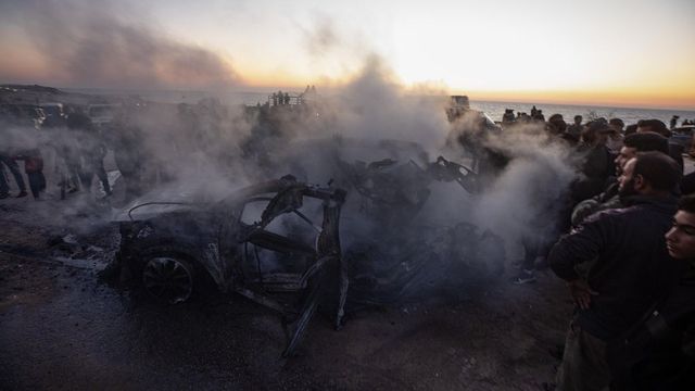 Най-малко четирима палестинци бяха убити при израелски удари в ивицата Газа, заявиха местни медици