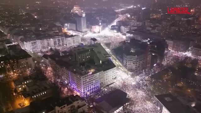 Massiccia protesta a Belgrado contro il governo serbo di Vucic