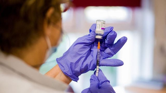 Președintele Klaus Iohannis susține că vaccinarea trebuie să devină obligatorie pentru anumite categorii din domenii esențiale