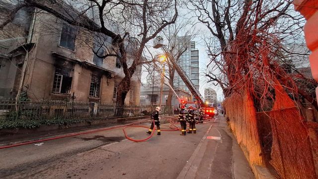 Incendiu puternic la o clădire veche din București. Pompierii au intervenit cu 8 autospeciale de stingere