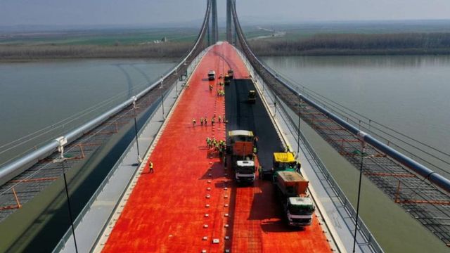 A început asfaltarea Podului peste Dunăre Tulcea – Brăila
