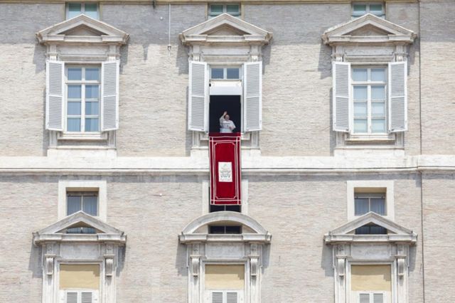 Papa Francisc, prima apariție publică după externarea din spital