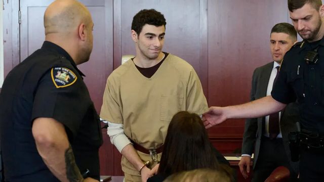 El juez desestima los cargos de terrorismo en el caso estatal contra Luigi Mangione