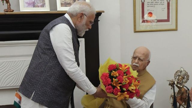 PM Modi visits LK Advani’s residence to wish on his 96th birthday