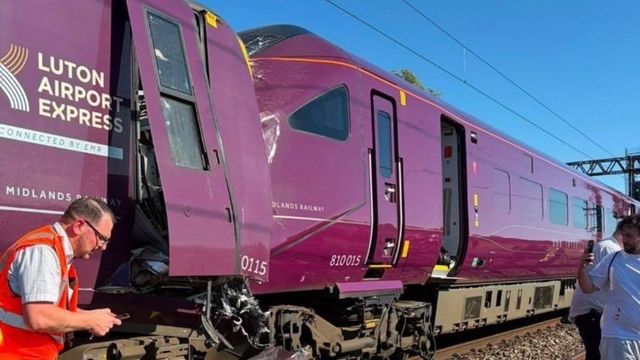 Două trenuri de pasageri s-au ciocnit în UK
