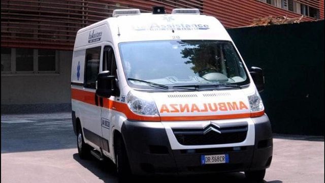 Insegnante accoltellata davanti a scuola da uno studente, è grave