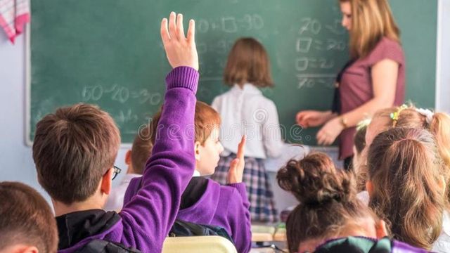 Sánchez anuncia una ley para rebajar las horas lectivas del profesorado