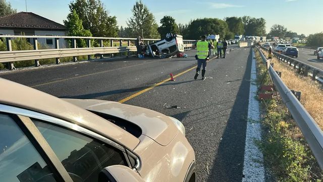 Auto si ribalta in A14 nel Bolognese, morta una donna