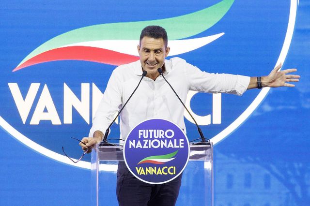In video Vannacci vestito da imperatore ordina la morte dei nemici politici