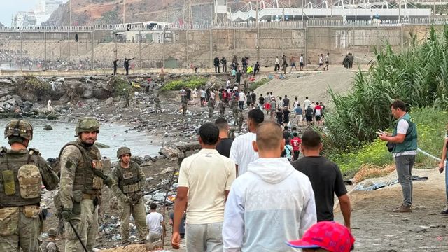 Defensa cancela todos los permisos a los militares de Ceuta ante la amenaza de nuevos asaltos masivos a la frontera