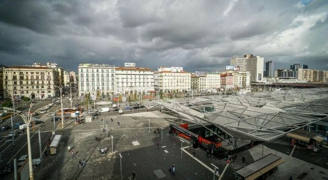 Donna colpita da una piastra metallica caduta dal secondo piano di un palazzo a Napoli