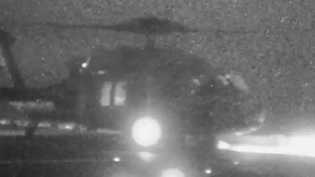 Marines estadounidenses descienden en rápel al buque iraní atacado y capturado en Oman