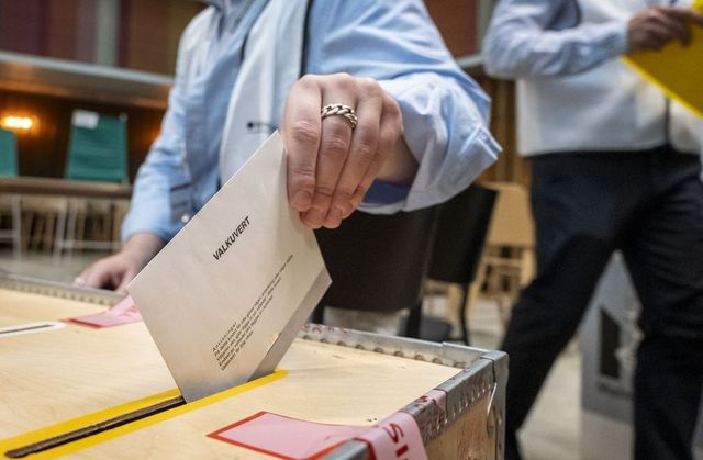 Rendkívül szoros a svéd parlamenti választás, szűk előnnyel vezet az ellenzék