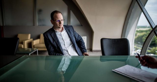 Magyar Péter arról posztolt, hogy előállították Jellinek Dánielt és Szivek Norbertet