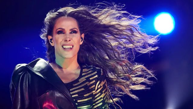 Malú, ilusionada al lado de un compañero de su equipo musical