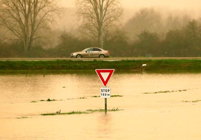 Maltempo in Francia, cedono due ponti vicino a Nizza