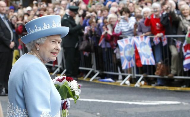 Isabel II, la reina que supo sostener la corona británica a pesar de sus hijos