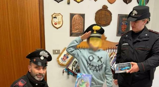 Napoli, bambino di 11 anni vende libri e disegni per comprare regalo di Natale a sorellina
