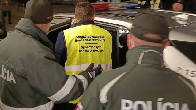 Elvitte a rendőrség a Magyar Szövetség politikusát a pozsonyi tüntetésről