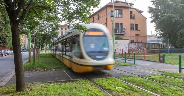 Altro tram esce dai binari a Milano, terzo incidente in dieci giorni