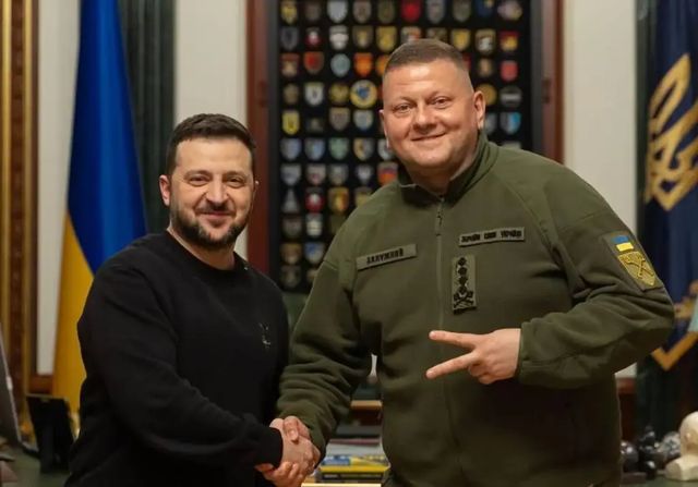 Zelenski cesa al jefe de las Fuerzas Armadas de Ucrania