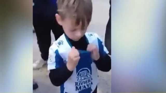 Obligan a un niño de cinco años a quitarse la camiseta del Espanyol para poder entrar en el campo del Girona