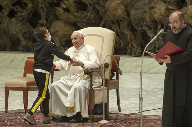 Acest copil cu dizabilități s-a așezat lângă Papa Francisc și a plecat cu boneta. Reacția suveranului pontif