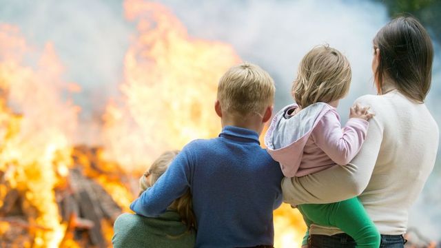 Vádat emeltek a férfi ellen, aki élőben közvetítette, ahogy égő benzines palackot dob fia házára