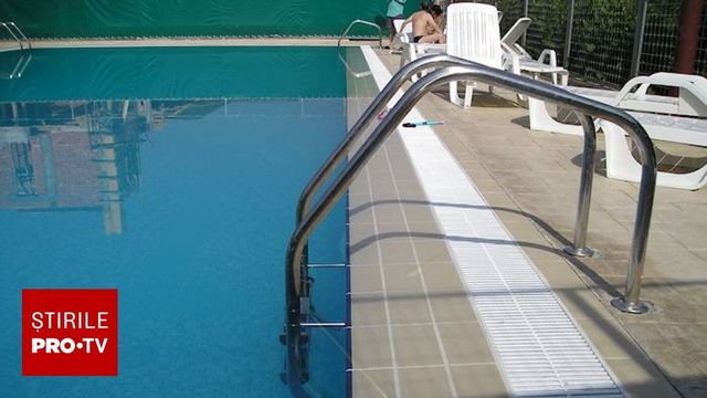 Un copil de un an și patru luni a murit după ce ar fi căzut într-o piscină din curtea bunicilor săi din județul Dolj