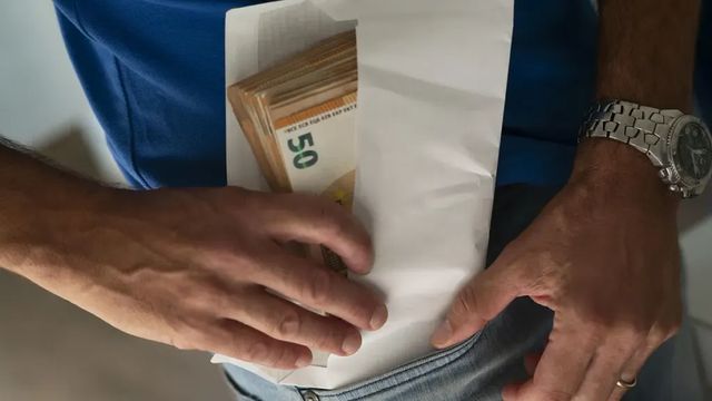 Soldi e sesso in cambio di documenti a immigrati, 120 indagati a Napoli