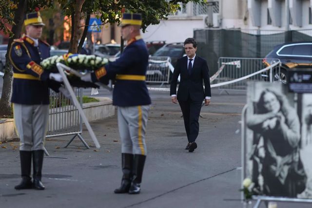 Nicușor Dan a depus o coroană de flori în memoria victimelor din Clubul Colectiv, la zece ani de la tragedie