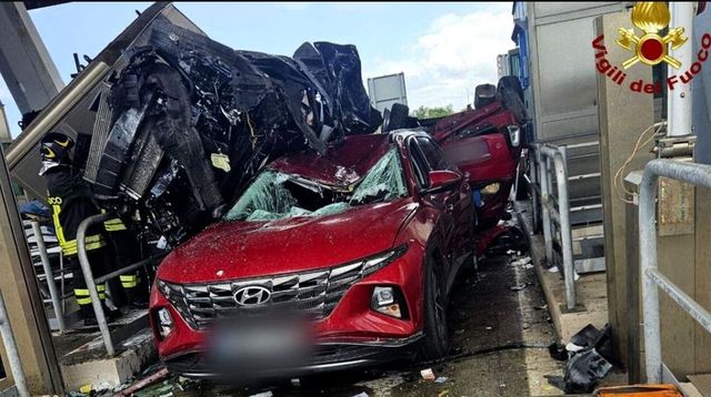 Incidente al casello autostradale, tre morti