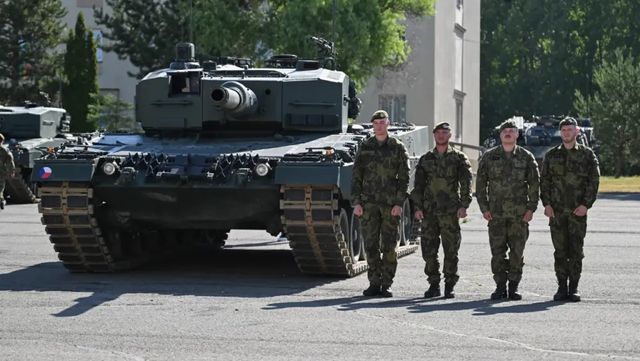 Armáda v Přáslavicích převzala poslední tanky Leopard 2A4