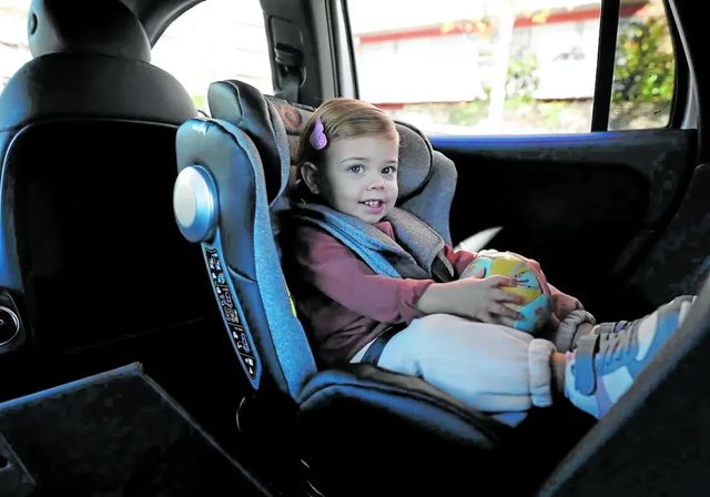 Con silla, y sin mochila o abrigo: Así deben viajar los niños en el coche