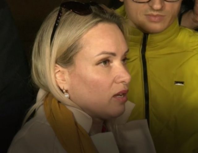 Руски съд наложи домашен арест за журналистката Марина Овсянникова, която се противопостави на офанзивата в Украйна