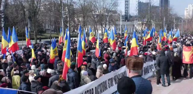 Protest PSRM în fața Președinției. Patricipanții scandează „Jos guvernarea”