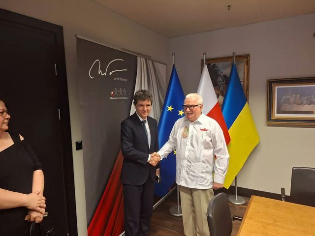Nicușor Dan l-a decorat pe Lech Walesa. Ce ordin al statului român a primit fostul președinte al Poloniei