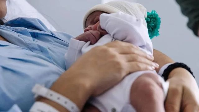 Reconocen el derecho de una madre soltera a disfrutar de 32 semanas de permiso por el nacimiento de su hija