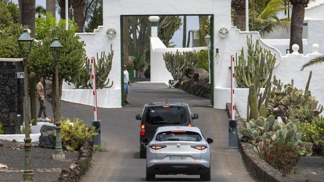 Sánchez llega a Lanzarote para pasar las vacaciones con su familia en La Mareta