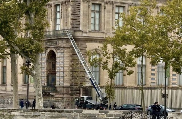 Cinci noi arestări în cazul spargerii de la Luvru