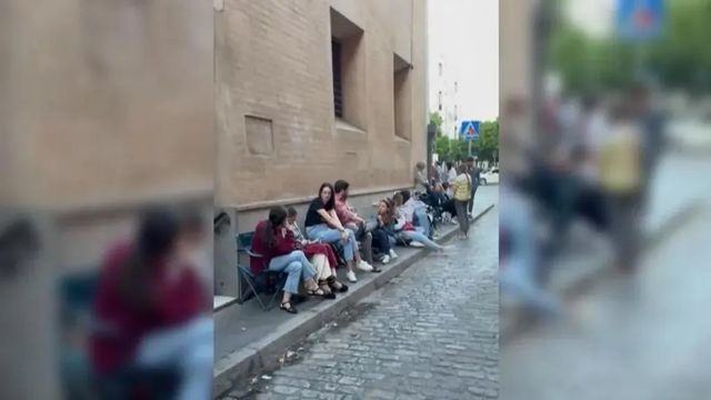 Nueve horas de cola para conseguir fecha para casarse en una iglesia en Sevilla