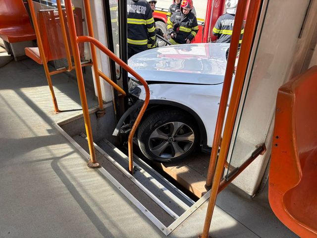 Un șofer a rupt gardul de protecție al unui refugiu de tramvai și a accidentat călători de pe peron, în București